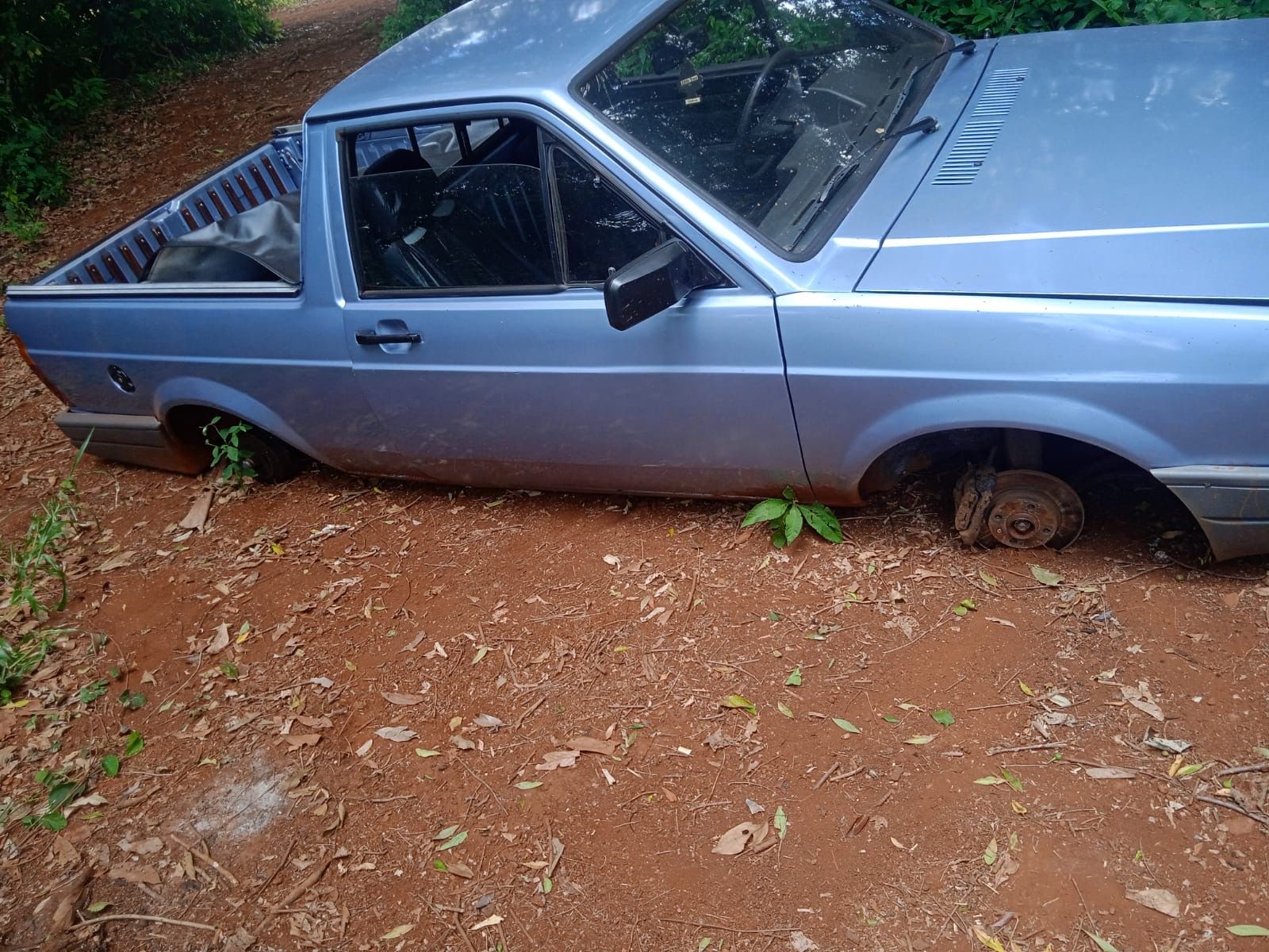 Veículo furtado em Cafelândia é encontrado abandonado em área de mata em Corbélia