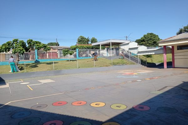 Imagem referente a notícia: Secretaria de Viação, Obras e Serviços Públicos inicia limpeza e roçada nas Escolas Municipais