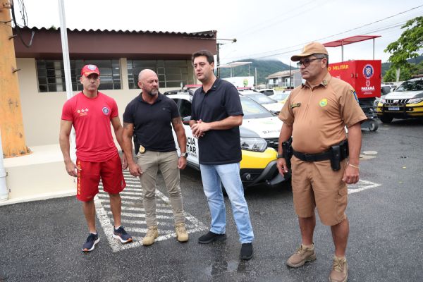 Imagem referente a notícia: Governador anuncia concurso público com 2.600 vagas para PM e Corpo de Bombeiros