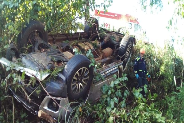 Imagem referente a notícia: Capotamento de caminhonete na BR-369 deixa cinco feridos próximo ao trevo de Nova Aurora