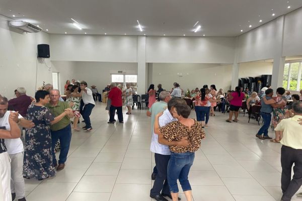 Imagem referente a notícia: Centro de Convivência de Idosos de Corbélia retoma atividades com baile e diversão para a terceira idade