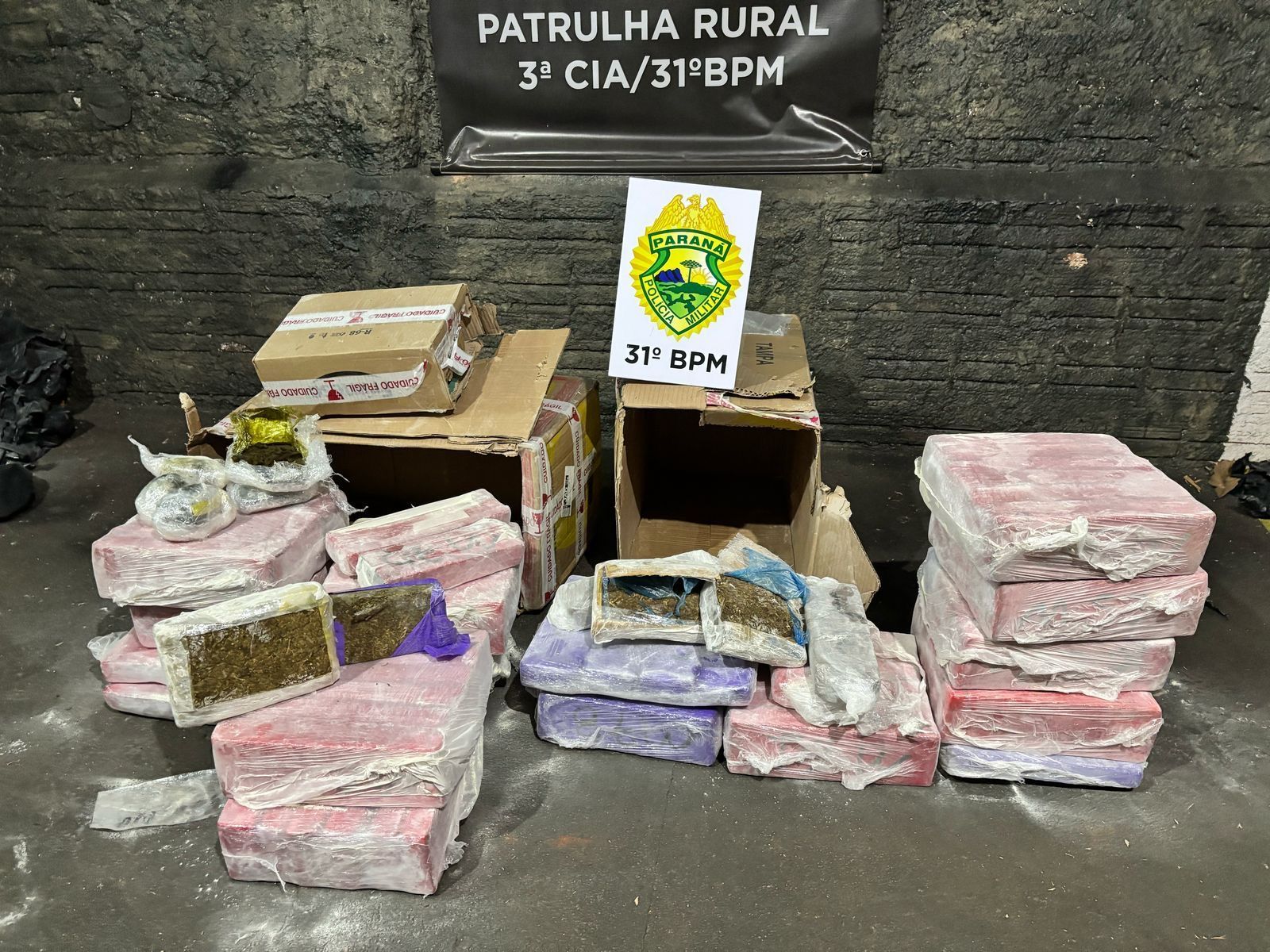 Polícia Militar apreende 73,25 kg de drogas em ônibus na PR-369