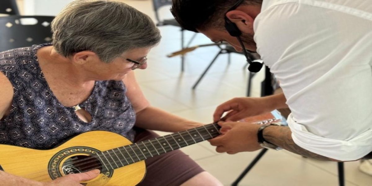 Projeto 'Vó e Vô na Viola': Iniciativa de Corbélia incentiva o bem-estar dos idosos através da música