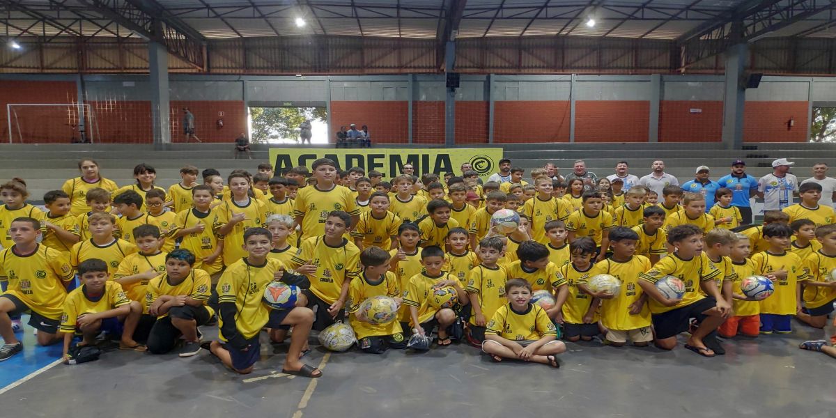 Projeto Corbélia Talentos de Jesus entrega kits esportivos para crianças e adolescentes