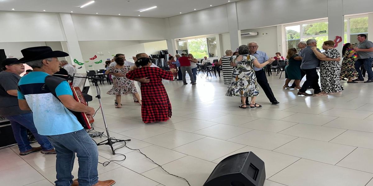 Primeiro baile de domingo no CCI Vereadora Irene Bona Turra celebra o carnaval com bailão e muita animação