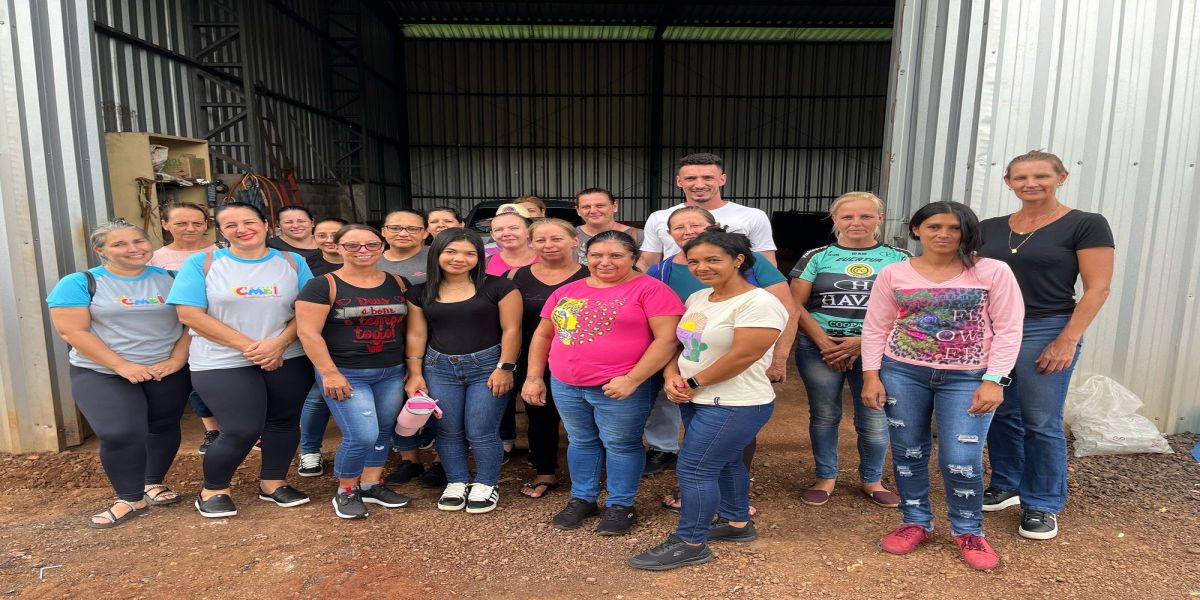 Merendeiras, MEIs e zeladoras de Corbélia participam de visita técnica para aprimorar separação de resíduos