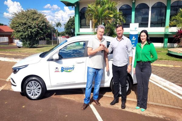 Prefeito de Braganey entrega novo veículo para a Secretaria de Educação
