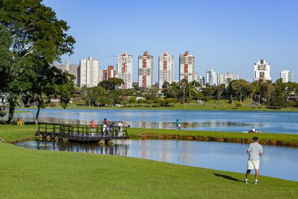 Imagem referente a notícia: Após duas semanas de verão intenso, tempo ficará mais ameno no Paraná com frente fria