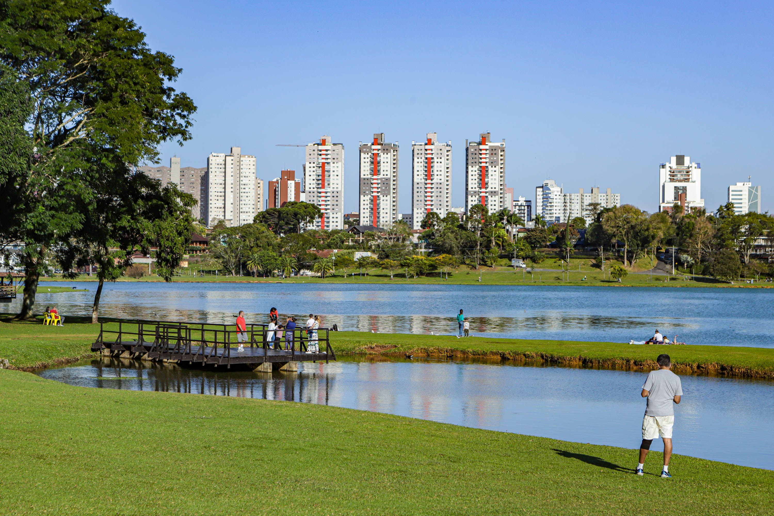 Após duas semanas de verão intenso, tempo ficará mais ameno no Paraná com frente fria