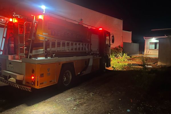 Imagem referente a notícia: Incêndio em canil de residência mobiliza equipe da Defesa Civil