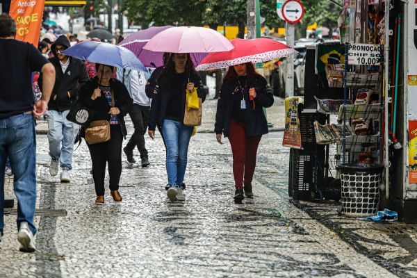 Abril começa chuvoso e traz temperaturas mais amenas ao Paraná, aponta Simepar
