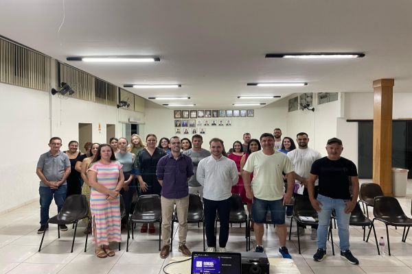 Empreendedores de Corbélia participam de palestra sobre marketing digital