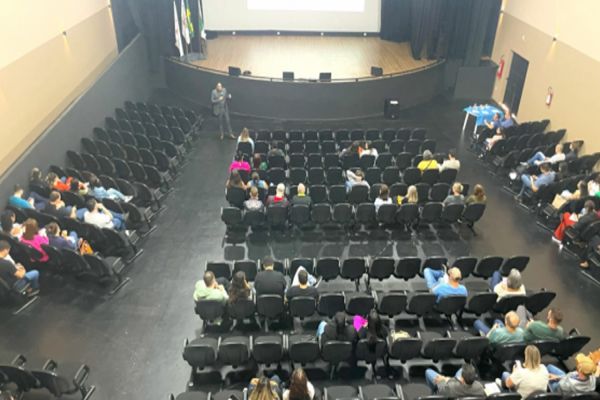 Servidores e empreendedores de Corbélia se capacitam para atuar com vendas e licitações públicas