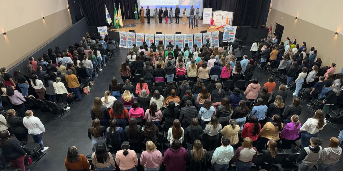 Seminário reúne mais de 300 educadores e marca encerramento do Programa LEEI em Corbélia