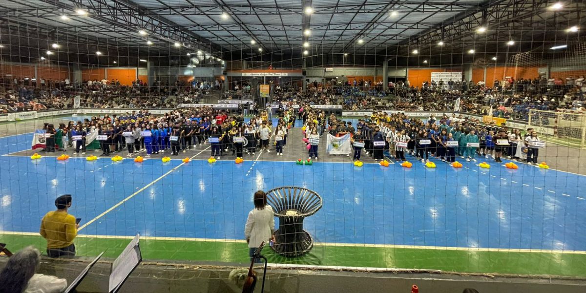 Corbélia celebra a abertura da fase regional dos Jogos Escolares do Paraná com grande público e autoridades presentes