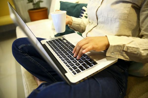 Imagem referente a notícia: Golpes no Dia das Mães: veja como se proteger nas compras online