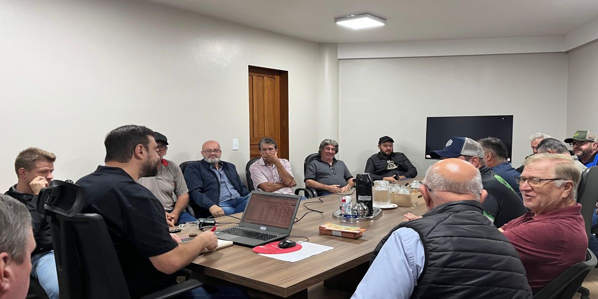 Agricultores e Prefeitura unidos por um objetivo histórico: o maior programa de pavimentação rural do Paraná