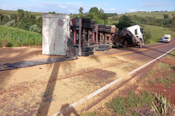 Imagem referente a notícia: Carretas tombam e deixam carga espalhada na PR-573