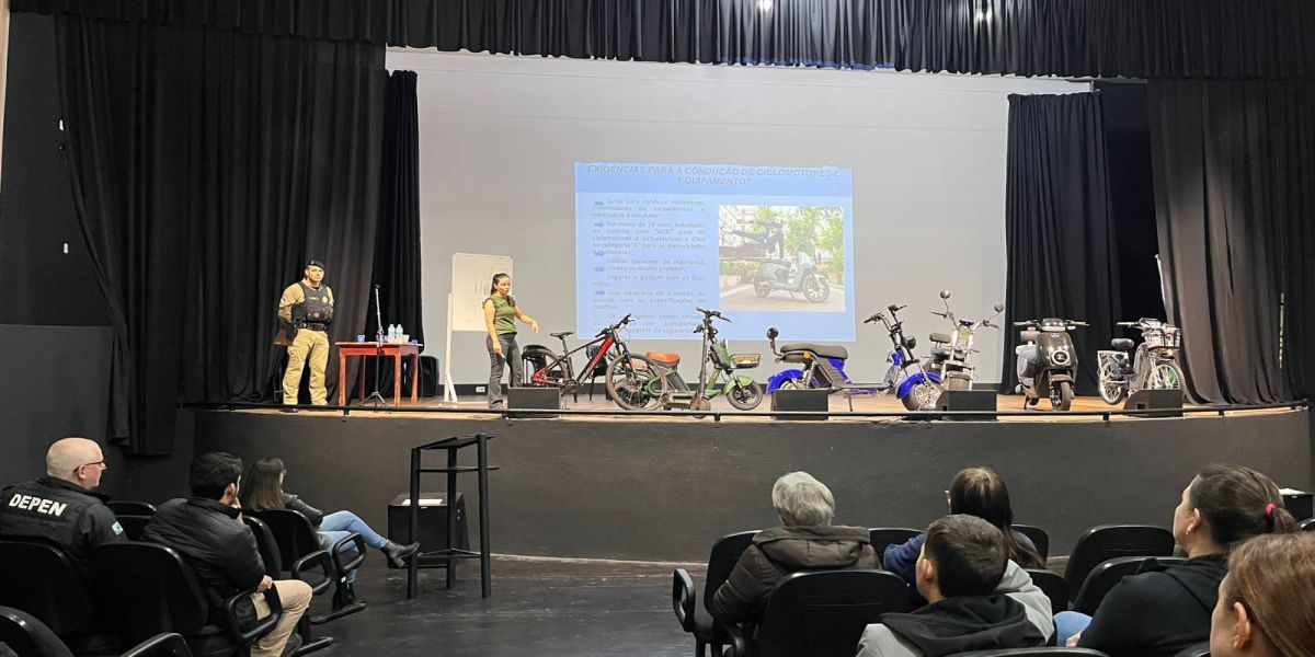 Palestra orienta população de Corbélia sobre novas regras para ciclomotores