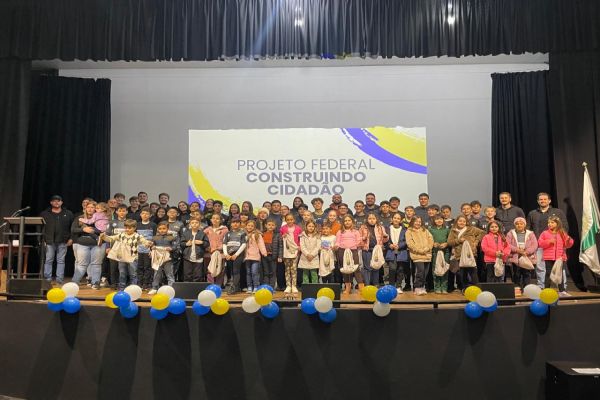 Imagem referente a notícia: HCC Corbélia celebra 24 anos de transformação pelo esporte com entrega de kits a atletas da categoria de base