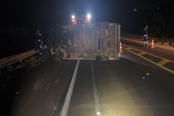 Imagem referente a notícia: Van carregada com morangos tomba após colisão com ônibus na BR-369, próximo a Corbélia