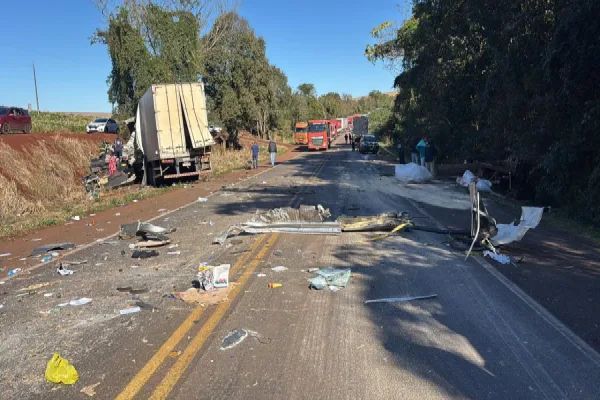 Imagem referente a notícia: Acidente com seis veículos interdita a BR-369 em Ubiratã