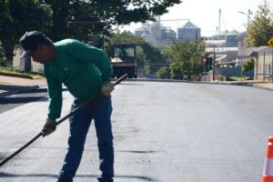 Imagem referente a notícia: A fiscalização tá ON: Sete ruas da cidade passam por correções asfálticas sem custo ao município