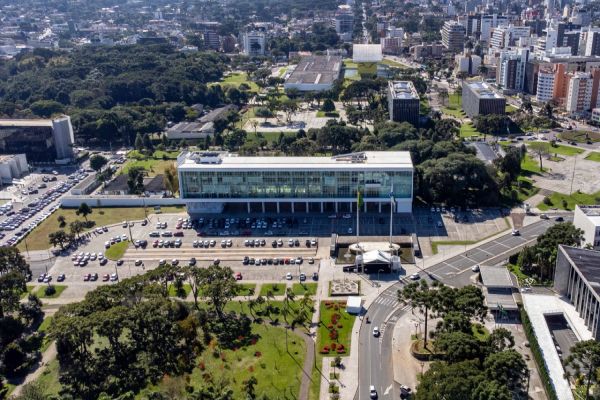 Imagem referente a notícia: Governo do Paraná vai convocar 615 profissionais aprovados em concursos públicos
