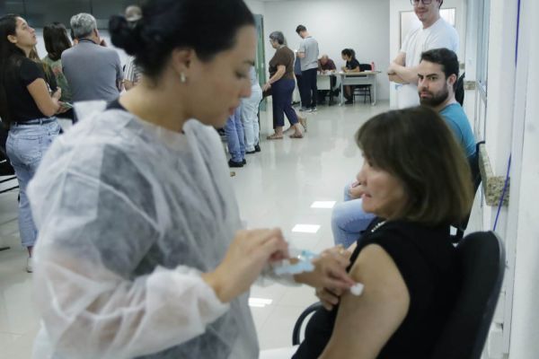 Imagem referente a notícia: Com aumento da vacinação no Paraná, casos e internações por síndromes gripais diminuem