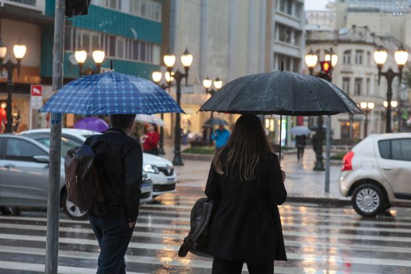 Nova frente fria trará chuva e queda das temperaturas ao Paraná, prevê Simepar