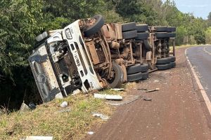 Imagem referente a notícia: Carreta carregada com maravalha tomba na BR-369 entre Cascavel e Corbélia