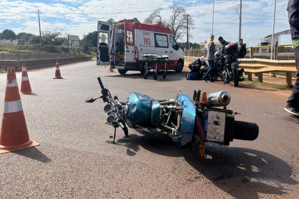 Imagem referente a notícia: Acidente entre carro e moto mobiliza atendimento no trevo de acesso a Corbélia