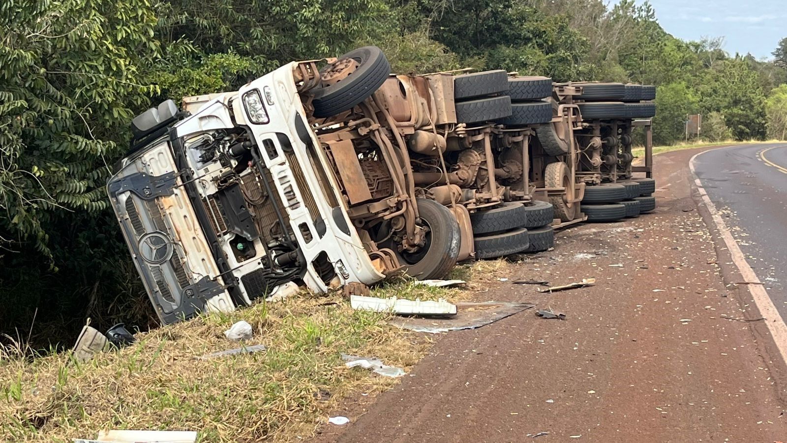 Carreta carregada com maravalha tomba na BR-369 entre Cascavel e Corbélia