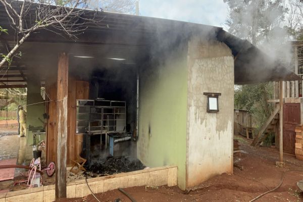 Imagem referente a notícia: Incêndio em residência mobiliza Defesa Civil de Corbélia