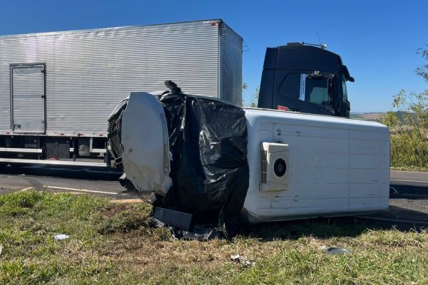 Imagem referente a notícia: Colisão entre carreta e van deixa um morto e outro ferido na BR-369 entre Corbélia e Ubiratã