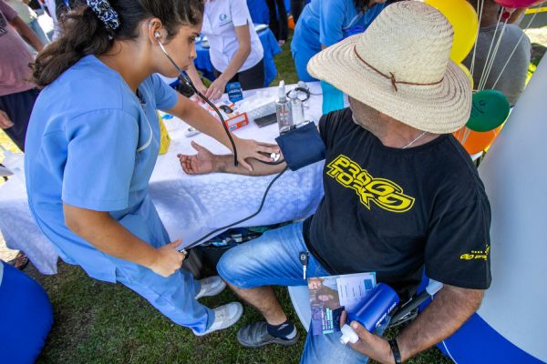 Imagem referente a notícia: Campanha Agosto Azul reforça importância do cuidado com a saúde do homem no Paraná