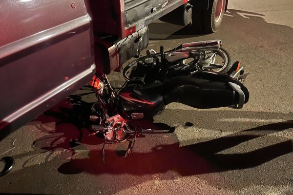 Motociclista fica ferido em colisão com caminhão na Avenida Rio Grande do Sul