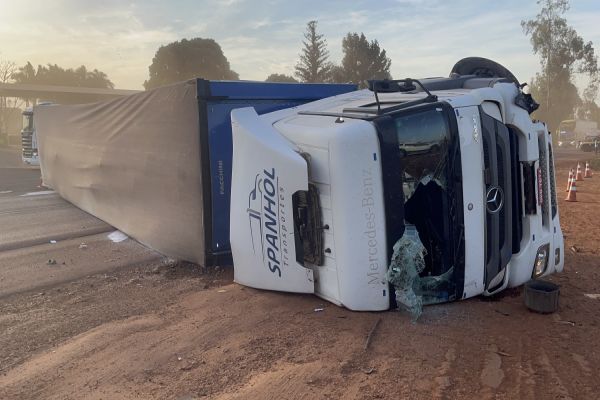 Colisão provoca tombamento de carreta na BR-369 em Corbélia