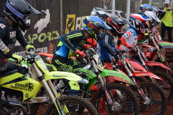 Imagem referente a notícia: 5ª Copa Oeste de Velocross movimenta Centro de Eventos e atrai mais de 1.500 pessoas