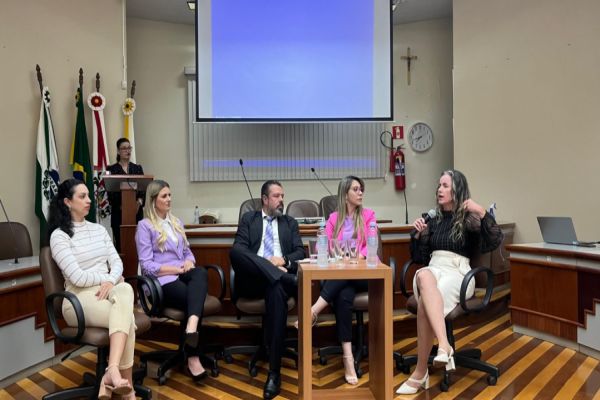 Imagem referente a notícia: Corbélia dá início à campanha Agosto Lilás com diálogo entre autoridades na Câmara Municipal