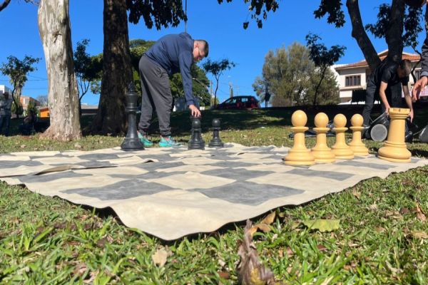 Imagem referente a notícia: Domingão da Família - Especial Dia dos Pais reúne mais de 150 pessoas na Praça Paraguai