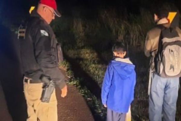 Imagem referente a notícia: Policiais Rodoviários resgatam crianças que caminhavam sozinhas em rodovia durante a madrugada