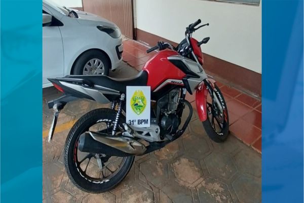 Imagem referente a notícia: Polícia Militar recupera motocicleta furtada escondida em matagal em Cafelândia