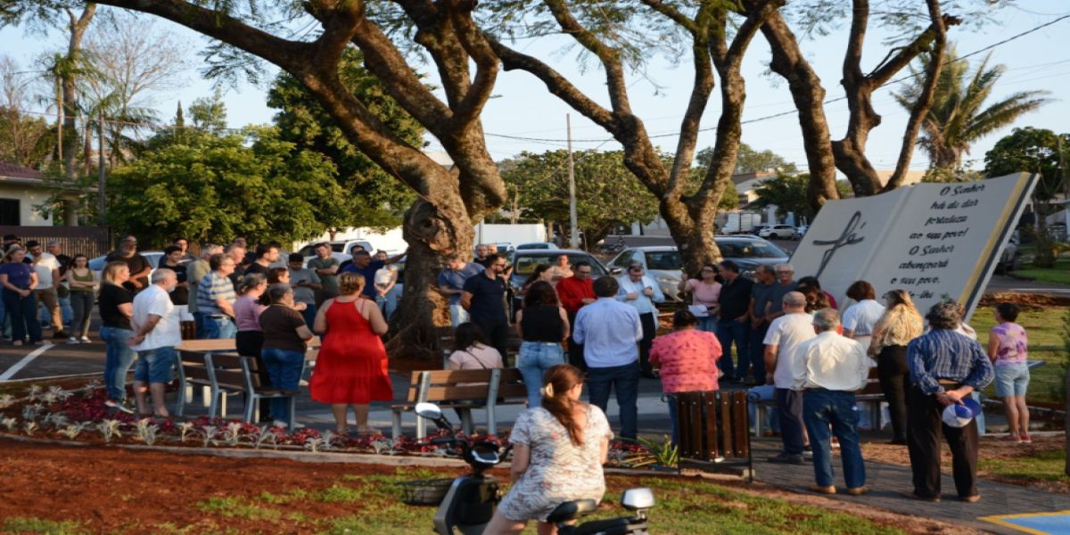 Corbélia inaugura Monumento à Oração na Praça Amândio de Mello