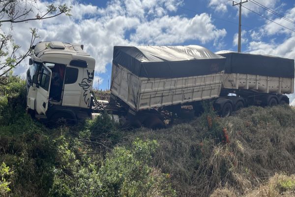 Imagem referente a notícia: Condutor de bitrem sofre mal súbito e provoca colisão na BR-369 em Corbélia