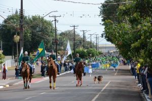 Imagem referente a notícia: Corbélia realiza maior desfile cívico de sua história no 7 de Setembro