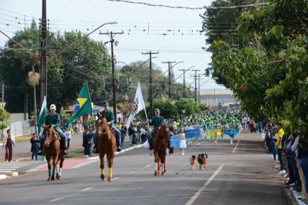Imagem referente a notícia: Corbélia realiza maior desfile cívico de sua história no 7 de Setembro