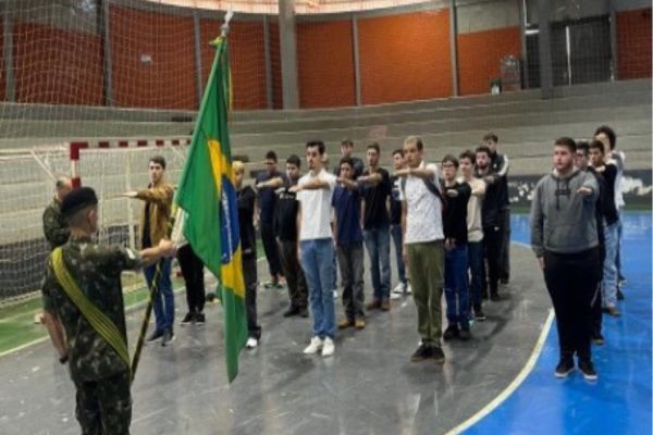 Imagem referente a notícia: Comissão de Seleção do Exército reúne jovens de Corbélia em solenidade no Ginásio de Esportes
