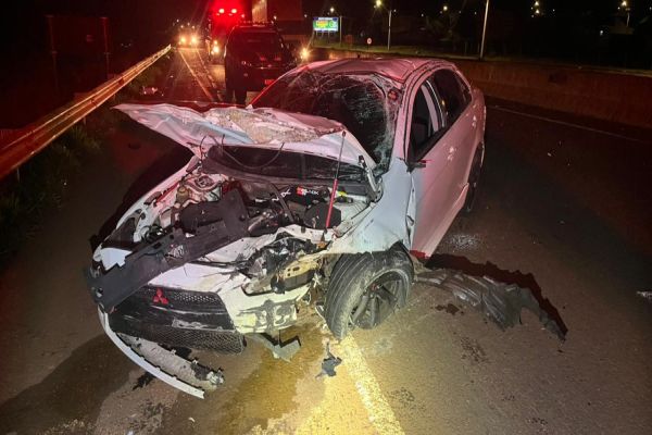 Mitsubishi Lancer fica destruída após capotamento na BR-369 em Corbélia