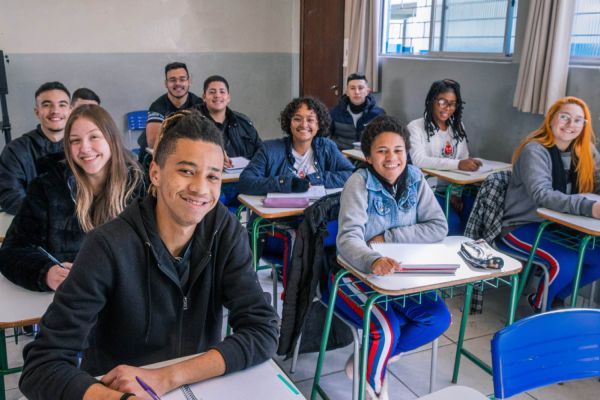 Imagem referente a notícia: Alunos da rede estadual podem ingressar no ensino superior pelo Aprova Paraná
